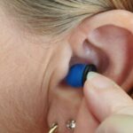 7 trucos para disimular los audífonos