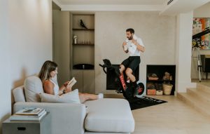 Tipos de bicicletas estáticas: ¿Cuál necesitas para practicar ciclismo indoor?